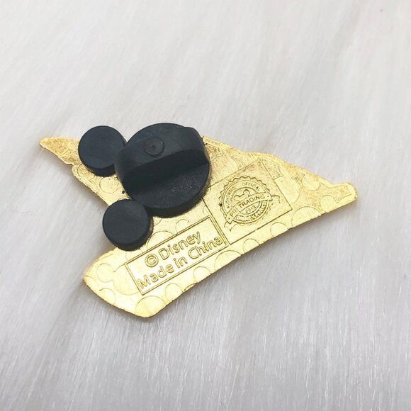 🔮 5/$25 Disney Pinocchio's Hat Pin - Picture 3 of 3